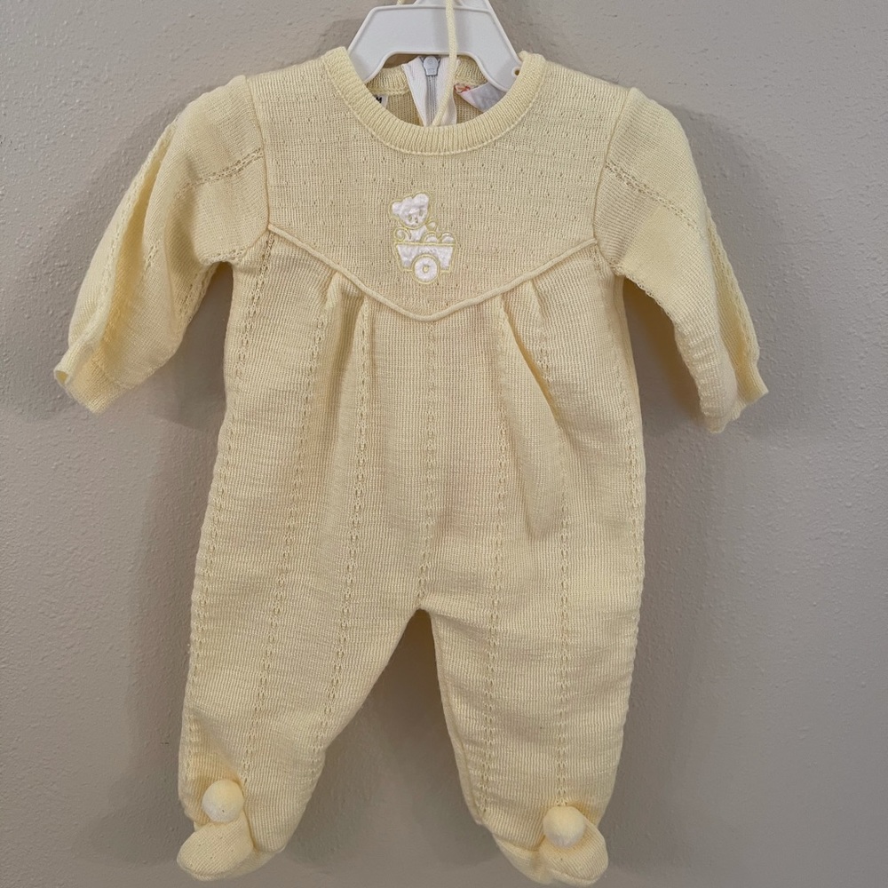 Friemanit infant sweater onesie with cap.